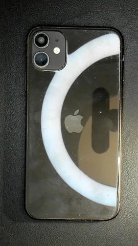 Apple iPhone 11 de C****s antes de la reparación de lente de cámara trasera