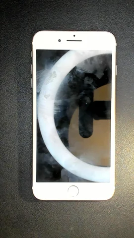 Apple iPhone 7 Plus de M***a antes de la reparación de batería