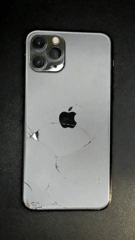 Apple iPhone 11 Pro de A****a antes de la reparación de tapa trasera