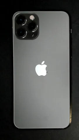 Foto tomada del Apple iPhone 11 Pro de A****a posterior a la reparación de tapa trasera el 24 de Febrero de 2023