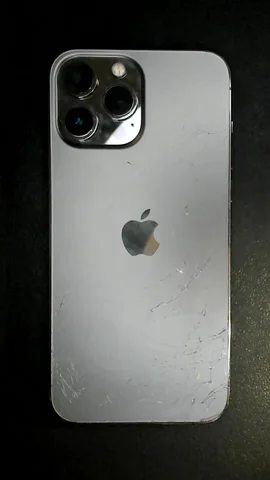 Apple iPhone 13 Pro Max de I**a antes de la reparación de tapa trasera