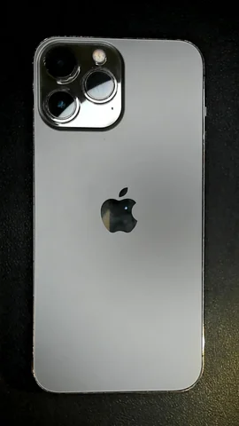 Foto tomada del Apple iPhone 13 Pro Max de I**a posterior a la reparación de tapa trasera el 8 de Marzo de 2023