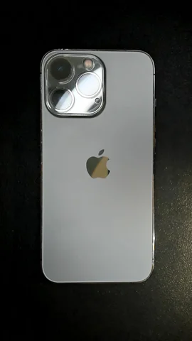 Apple iPhone 13 Pro de S**a antes de la reparación de cámara trasera