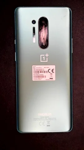 OnePlus 8 Pro de J****r antes de la reparación de lente de cámara trasera