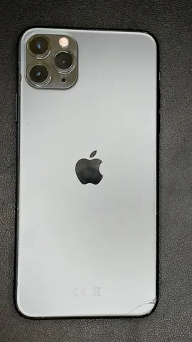 Apple iPhone 11 Pro Max de B****a antes de la reparación de pantalla y tapa trasera