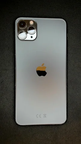 Foto tomada del Apple iPhone 11 Pro Max de B****a posterior a la reparación de pantalla y tapa trasera el 17 de Marzo de 2023