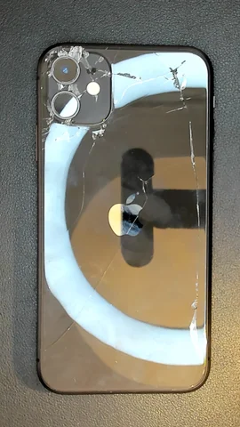 Apple iPhone 11 de J**é antes de la reparación de tapa trasera