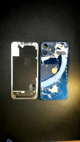 Apple iPhone 12 mini de S****l antes de la reparación de tapa trasera y pantalla