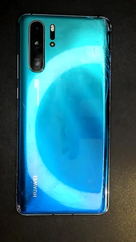 Huawei P30 Pro de A**e antes de la reparación de tapa trasera y pantalla