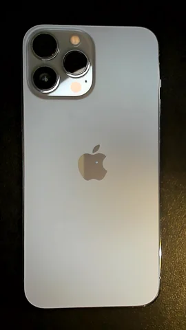 Foto tomada del Apple iPhone 13 Pro Max de I**n posterior a la reparación de lente de cámara trasera el 29 de Marzo de 2023