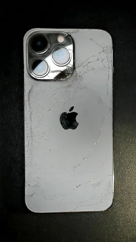 Apple iPhone 13 Pro de J****r antes de la reparación de tapa trasera