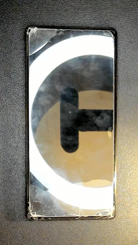 Google Pixel 6a de C****s antes de la reparación de pantalla