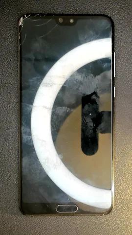 Huawei P20 Pro de V****r antes de la reparación de pantalla y lente de cámara trasera