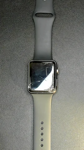 Apple Watch Serie 3 42mm de N****s antes de la reparación de batería y cristal digitalizador