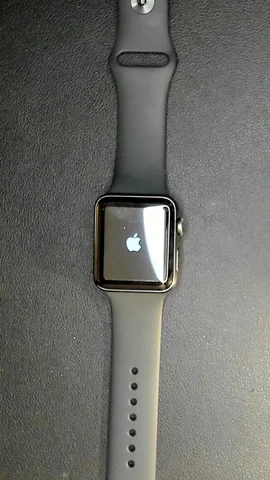 Foto tomada del Apple Watch Serie 3 42mm de N****s posterior a la reparación de batería y cristal digitalizador el 18 de Abril de 2023