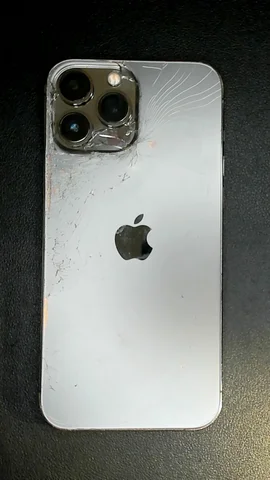 Apple iPhone 13 Pro Max de L**y antes de la reparación de tapa trasera