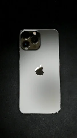 Foto tomada del Apple iPhone 13 Pro Max de L**y posterior a la reparación de tapa trasera el 27 de Abril de 2023