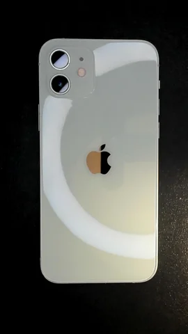 Foto tomada del Apple iPhone 12 de E*****e posterior a la reparación de tapa trasera y cámara trasera el 3 de Mayo de 2023