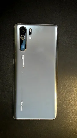 Huawei P30 Pro de A***a antes de la reparación de lente de cámara trasera