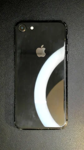 Foto tomada del Apple iPhone 8 de P***o posterior a la reparación de tapa trasera y puerto de carga y micrófono y pantalla el 8 de Mayo de 2023