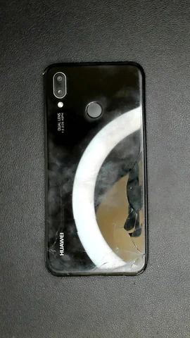 Huawei P20 lite de F***l antes de la reparación de tapa trasera y lente de cámara trasera