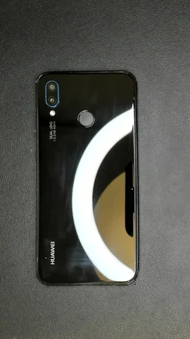 Foto tomada del Huawei P20 lite de F***l posterior a la reparación de tapa trasera y lente de cámara trasera el 13 de Mayo de 2023