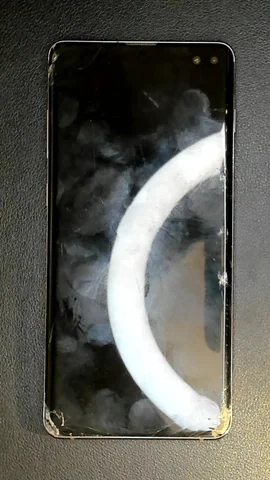 Samsung Galaxy S10+ de P**o antes de la reparación de pantalla