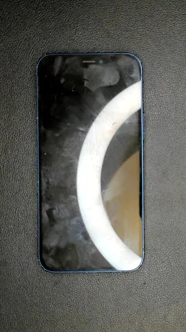 Apple iPhone 12 mini de J**e antes de la reparación de puerto de carga