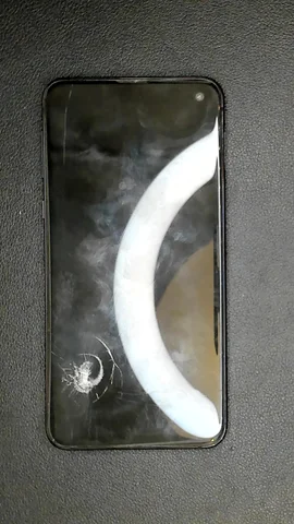 Samsung Galaxy S10e de J**n antes de la reparación de tapa trasera y pantalla