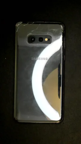 Samsung Galaxy S10e de J**n antes de la reparación de tapa trasera y pantalla