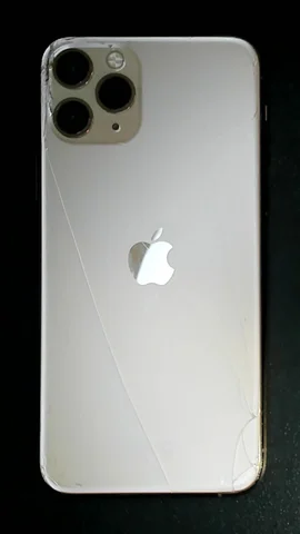 Apple iPhone 11 Pro de M****l antes de la reparación de pantalla y tapa trasera