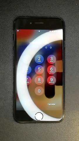 Foto tomada del Apple iPhone SE (2020) de F*******o posterior a la reparación de auricular el 5 de Junio de 2023