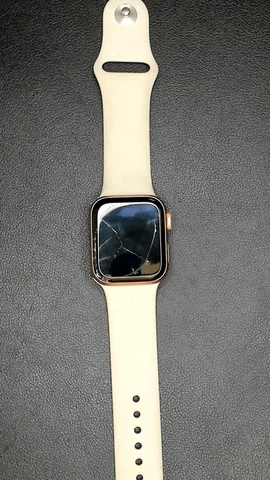 Apple Watch SE 40mm de E****r antes de la reparación de cristal (sólo cristal y no el digitalizador)