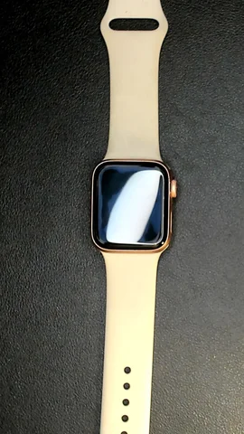 Foto tomada del Apple Watch SE 40mm de E****r posterior a la reparación de cristal (sólo cristal y no el digitalizador) el 9 de Junio de 2023