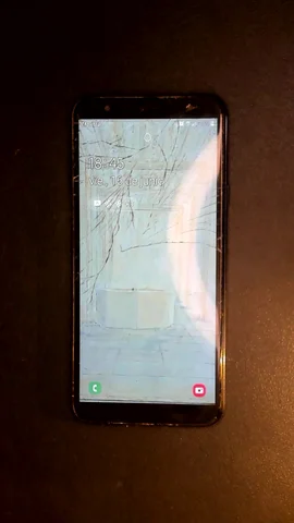 Samsung Galaxy J4+ de I****l antes de la reparación de pantalla