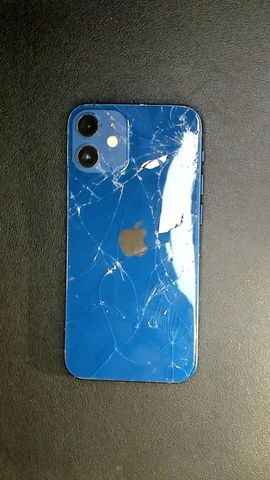 Apple iPhone 12 mini de S****l antes de la reparación de tapa trasera