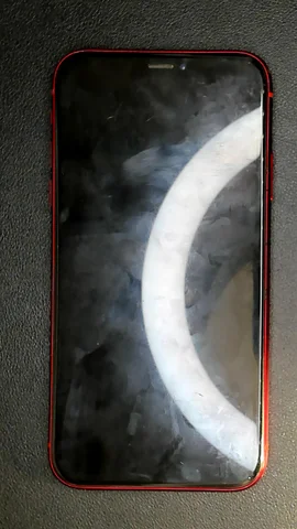 Apple iPhone XR de M***a antes de la reparación de pantalla y sensor de proximidad