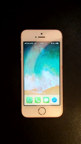 Apple iPhone SE de M***a antes de la reparación de batería