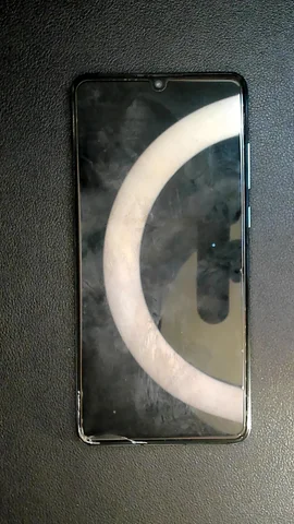 Huawei P30 de M****l antes de la reparación de pantalla y tapa trasera