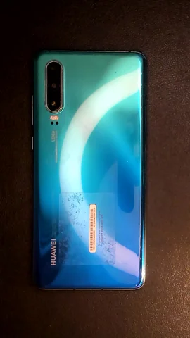 Huawei P30 de M****l antes de la reparación de pantalla y tapa trasera