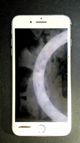 Apple iPhone 8 Plus de M***a antes de la reparación de pantalla