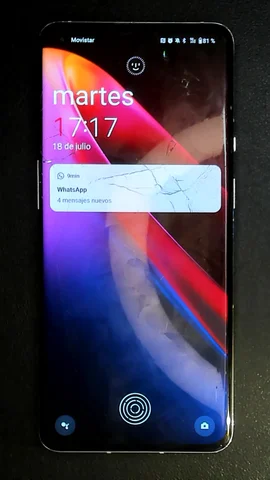 OnePlus 9 Pro de S****a antes de la reparación de pantalla y tapa trasera