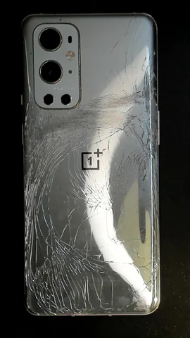 OnePlus 9 Pro de S****a antes de la reparación de pantalla y tapa trasera