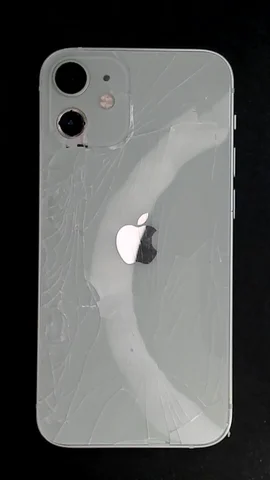 Apple iPhone 12 mini de J**é antes de la reparación de lente de cámara trasera y tapa trasera