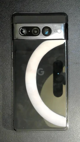 Google Pixel 7 Pro de F*******o antes de la reparación de lente de cámara trasera