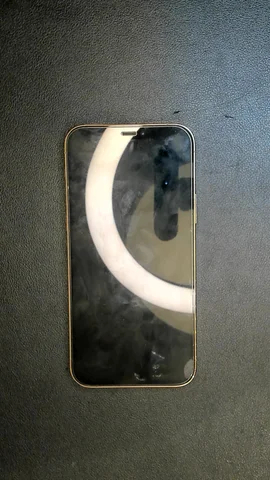 Apple iPhone 12 Pro de A****o antes de la reparación de auricular