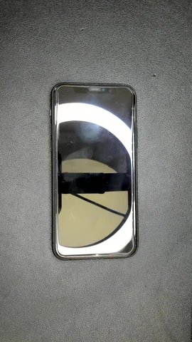 Apple iPhone 11 Pro de C****s antes de la reparación de auricular