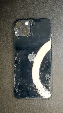 Apple iPhone 13 de A*****o antes de la reparación de tapa trasera