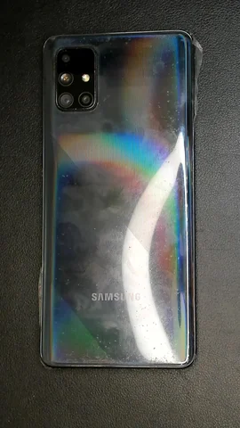 Samsung Galaxy A71 de A*****o antes de la reparación de lente de cámara trasera y pantalla