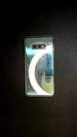 Samsung Galaxy S10e de J**n antes de la reparación de batería y tapa trasera